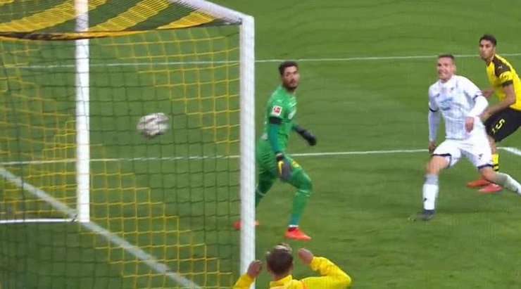 Một cú dứt điểm xuất sắc! Pavel Kaderabek (Hoffenheim) đón được quả tạt từ đồng đội và đánh đầu lái bóng đập cột dọc bên trái vào lưới.