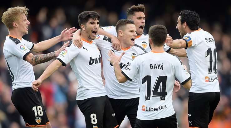 Goncalo Guedes chuyền bóng cho Kevin Gameiro (Valencia), cầu thủ này nhận bóng và tung một cú sút xuất sắc từ rìa vòng cấm. Pha dứt điểm của anh đi vào góc thấp bên phải. Một bàn thắng tuyệt đẹp! Tỉ số là 1:0.