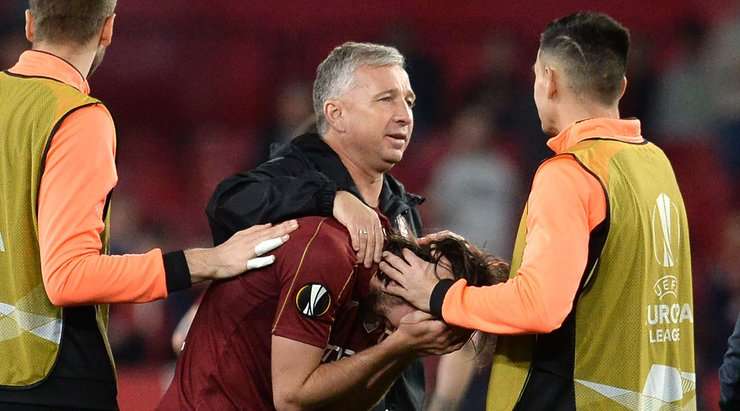Andris Treimanis liếc nhìn đồng hồ và rất nhanh thổi còi kết thúc trận đấu.
