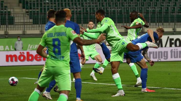 VÀO - 1:0! Quả phạt góc đến và Renato Steffen chạm nhẹ bằng đầu tới chỗ Josuha Guilavogui (Wolfsburg), người không mắc một sai lầm nào để sút bóng vào lưới.