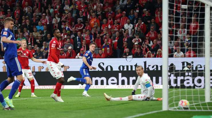 Marius Bulter (Schalke) nhận đường chuyền từ đồng đội và anh không hề do dự tung một cú sút chìm không thể cản phá vào góc thấp bên phải khung thành.