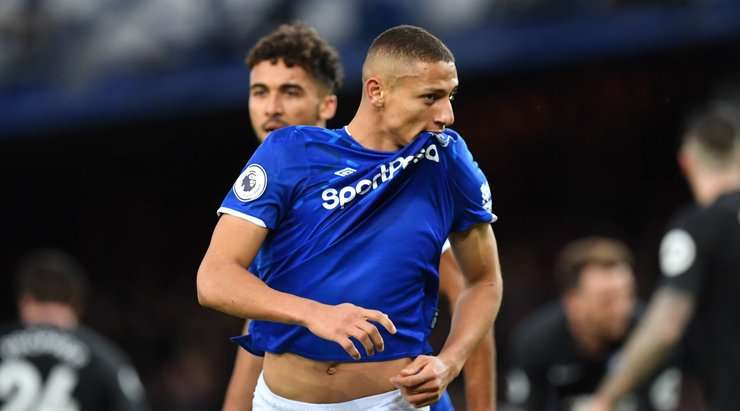 Richarlison (Everton) nhận một đường chuyền tầm thấp chính xác trong vòng cấm và ghi bàn! Cú sút của anh đi vào góc phải phía dưới, bóng đập cột dọc vào lưới.