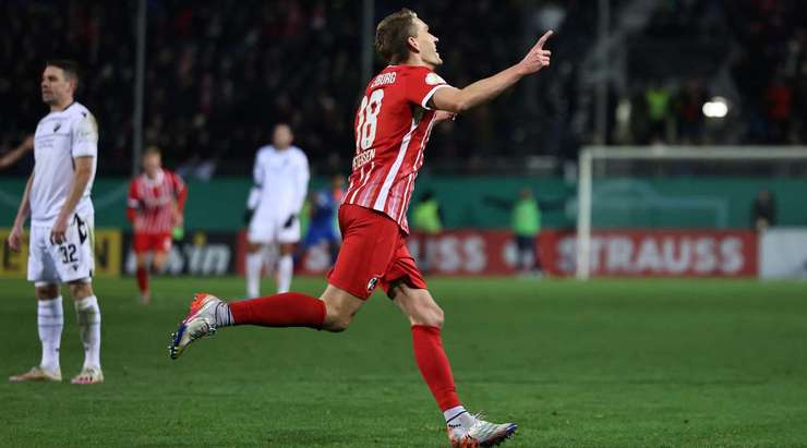 Một bàn thắng tuyệt vời! Nils Petersen (Freiburg) bắt vô-lê hoàn hảo từ xa và bóng đi hiểm hóc góc cao bên phải khung thành. Chúng tôi xin ngả mũ trước cú sút tuyệt đẹp này.