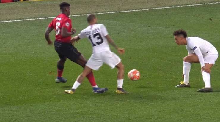 Paul Pogba (Manchester United) lẽ ra phải cẩn thận hơn. Anh ấy phạm lỗi xấu và nhận chiếc thẻ vàng thứ hai và bị đuổi!