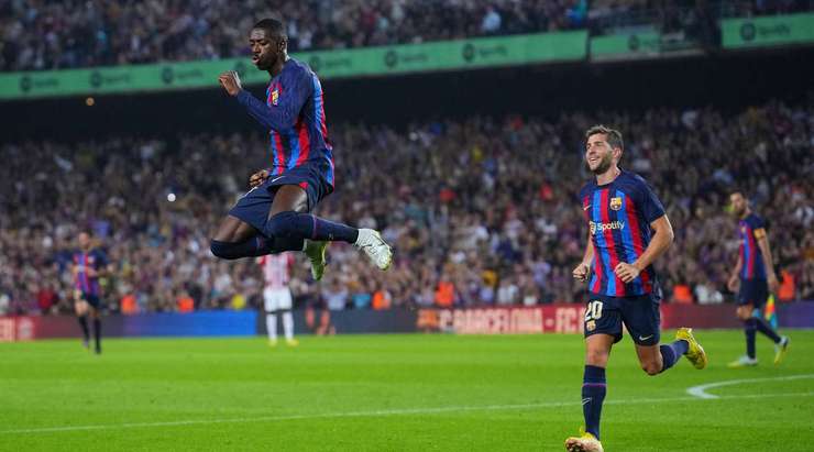 Ousmane Dembele (Barcelona) bật lên đón quả tạt và tung cú đánh đầu chính xác đi chìm vào phía trong cột dọc bên phải.