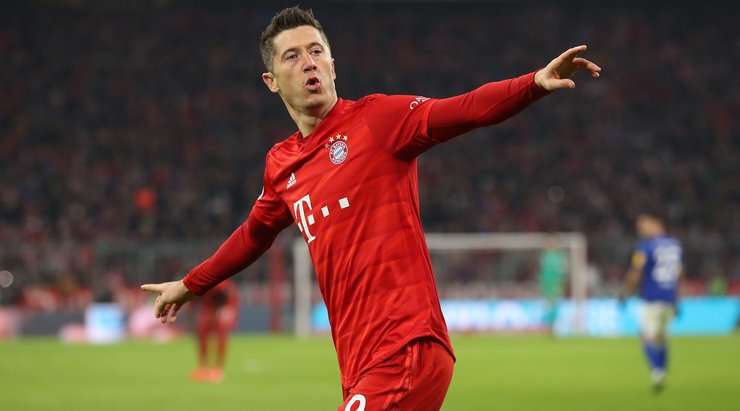 Vào! Robert Lewandowski (Bayern Munich) cướp được bóng sau sai lầm tồi tệ của thủ môn Markus Schubert và bàn thắng đã được ghi. Tỉ số là 1:0.