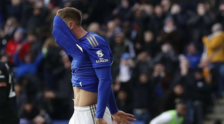 Rất nguy hiểm! Đường chuyền đơn giản của Jamie Vardy đã xuyên thủng toàn bộ hàng hậu vệ và đặt Harvey Barnes (Leicester) vào vị trí đối mặt với thủ môn, dù vậy cú dứt điểm của cầu thủ này lại thiếu một chút xíu chính xác và bóng đã đi chệch cột dọc bên trái trong gang tấc. Bóng đã đi hết đường biên ngang và Chelsea sẽ có một quả phát bóng lên.