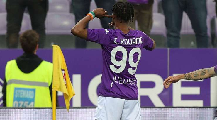 Vào! Cristian Kouame (Fiorentina) nhận một đường chuyền ngắn rất vừa tầm từ Sofyan Amrabat ở một vị trí bên trong vòng cấm, anh lách người và tung một cú sút không thể cản phá vào góc thấp bên trái khung thành. Tỉ số là 4:0.