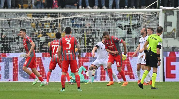 Vào! Daniel Ciofani (Cremonese) tung một cú sút một chạm trong vòng cấm và đánh bại thủ môn đối phương. Bóng đi vào phía trong cột dọc bên phải. 1:5.