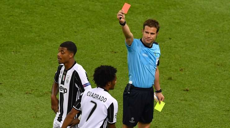Juan Cuadrado (Juventus) nhận thẻ vàng thứ hai từ trọng tài và anh biết điều gì sẽ xảy ra tiếp theo. Đó là một chiếc thẻ đỏ và trận đấu đã kết thúc với Juan Cuadrado (Juventus).