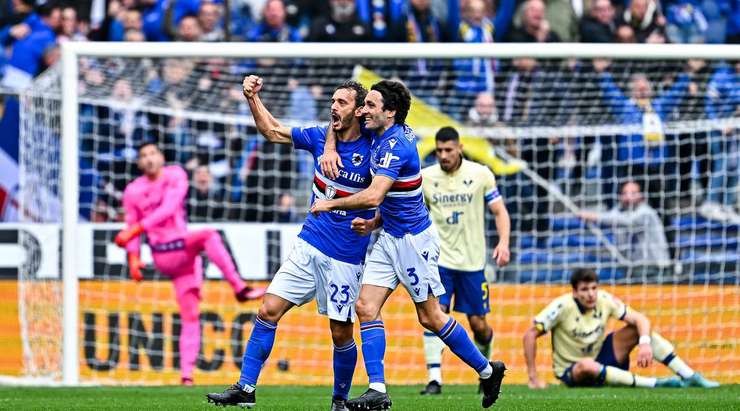 Manolo Gabbiadini (Sampdoria) nhận bóng ở một vị trí sâu bên trong vòng cấm từ tình huống bóng bật ra sau quả phạt góc. Anh đã đánh bại thủ môn với một cú sút sắc bén! Các cổ động viên đang ăn mừng!