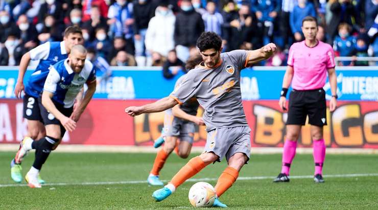 VÀO! Đó là một cú sút phạt đền tuyệt vời của Goncalo Guedes (Valencia) về phía góc thấp bên trái khung thành, không có một chút cơ hội nào cho thủ môn Fernando Pacheco để cản phá!