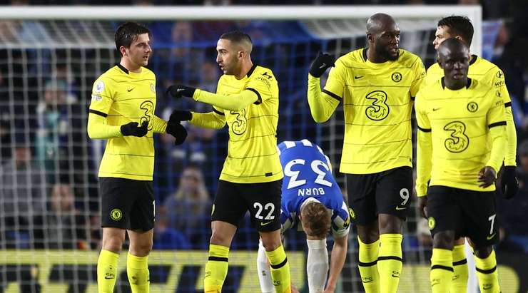 Vào! Từ ngoài vòng cấm địa, Hakim Ziyech (Chelsea) kiểm soát gọn gàng một đường chuyền chính xác từ Ngolo Kante. Anh quan sát nhanh và tung một cú sút không thể cản phá đi thẳng vào góc thấp bên phải khung thành. Tỉ số là 0:1.