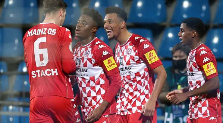Vào! Karim Onisiwo (Mainz) đã có mặt đúng lúc đúng chỗ để lấy bóng bật ra trong vòng cấm, và anh ấy sút bóng vào nóc lưới. Tỉ số là 0:1.