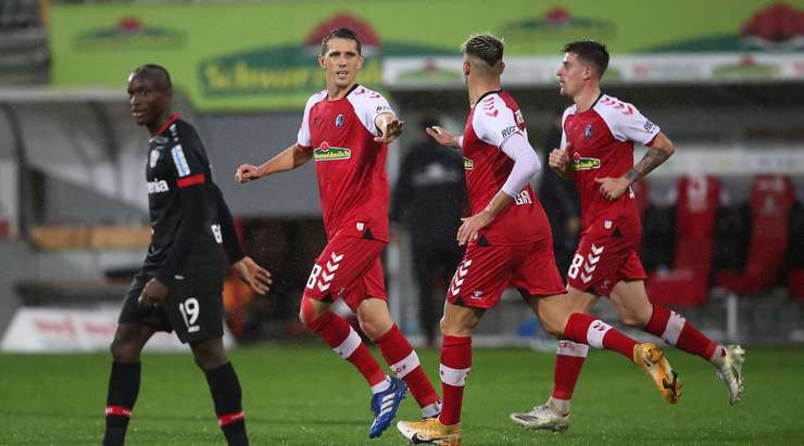 Nils Petersen (Freiburg) nhận một đường chuyền thú vị bên trong vòng cấm và anh sút bóng lọt qua thủ môn vào lưới. Một pha dứt điểm xuất sắc!