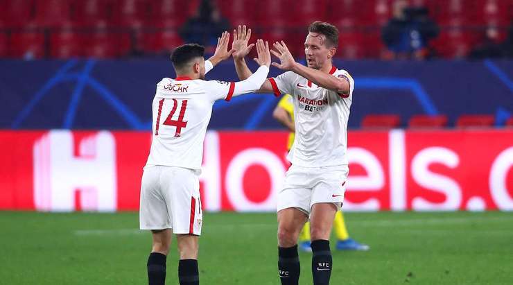 Oscar treo một đường bóng đẹp mắt từ vị trí đá phạt vào cho Luuk de Jong (Sevilla) và cầu thủ này đã dứt điểm chìm gọn gàng vào góc thấp bên trái, nâng tỉ số lên 2:3.