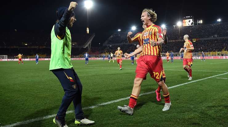 Một cú sút tuyệt vời! Antonin Barak (Lecce) thể hiện sự bình tĩnh tuyệt vời trong vòng cấm để tung một cú sút nhanh vào góc cao bên phải khung thành. Tỉ số là 2:0.