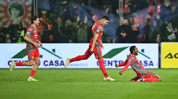 Vào! Soualiho Meite chuyền cho David Okereke (Cremonese) tại rìa vòng cấm và anh ấy tìm đến góc phải phía trên với một pha dứt điểm tuyệt vời. Tỉ số là 1:0.