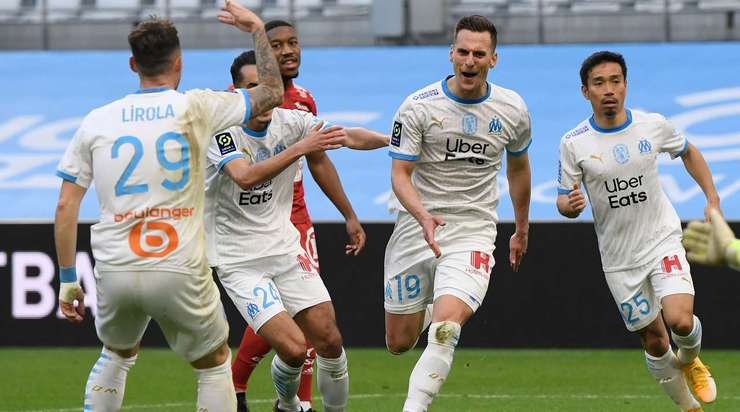 Vào! Từ ngoài vòng cấm địa, Arkadiusz Milik (Marseille) kiểm soát gọn gàng một đường chuyền chính xác từ Dimitri Payet. Anh quan sát nhanh và tung một cú sút không thể cản phá đi thẳng vào góc thấp bên phải khung thành. Tỉ số là 1:0.