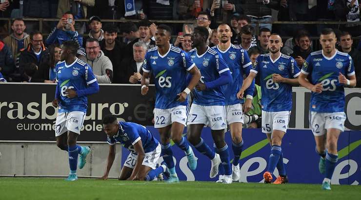 Habib Diallo (Strasbourg) nhận bóng trong vòng cấm, anh xoay trở rất nhanh nhẹn và dễ dàng sút tung lưới khung thành đối phương.