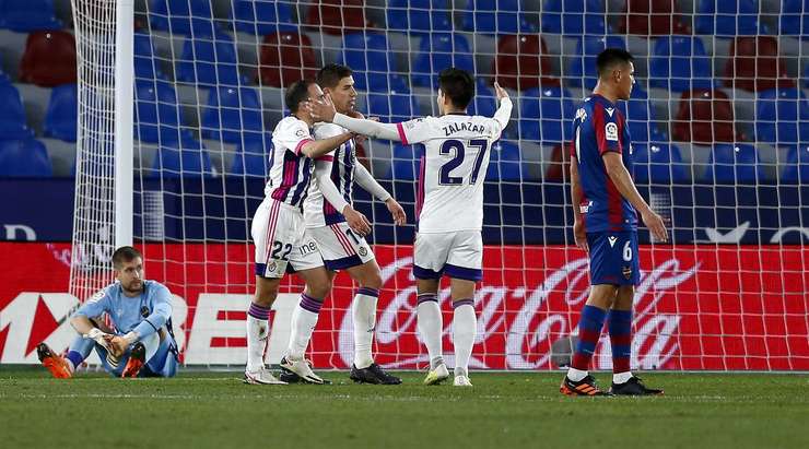 Ruben Alcaraz (Valladolid) tung một cú sút xa uy lực. Pha dứt điểm chính xác của anh ấy chạm cột dọc bên trái và đi vào lưới, khiến thủ môn không thể làm gì được.