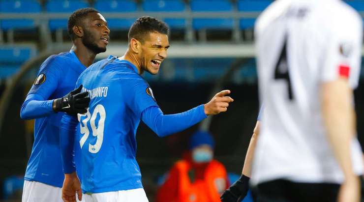 Đó là một bàn thắng! Tỉ số được nâng lên 2:0. Ohi Omoijuanfo (Molde) nhảy lên cao nhất để đón quả tạt hoàn hảo từ Birk Risa và tung một cú đánh đầu từ cự li gần vào góc trái khung thành. Thủ môn Gary Rogers đã hoàn toàn bó tay.