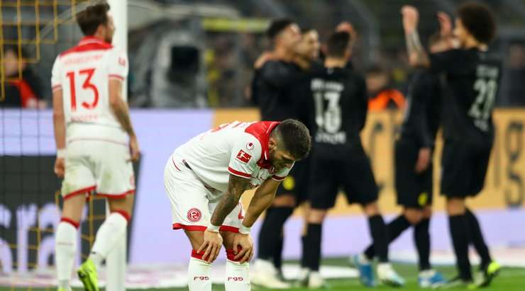 Nó đã đi vào lưới! Achraf Hakimi tung một đường chuyền đến Jadon Sancho (Dortmund), và anh ấy dễ dàng đưa bóng vào lưới trống. Tỉ số là 5:0.