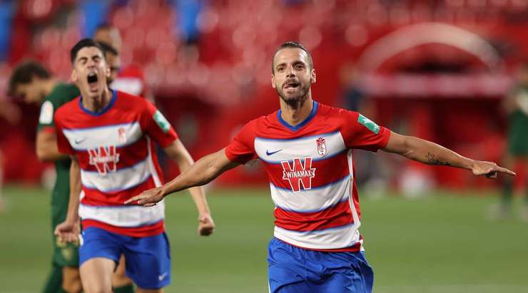 Một bàn thắng đẹp mắt! Roberto Soldado (Granada CF) đón bóng trong vòng cấm và xuất sắc tâng bóng qua đầu thủ môn Iago Herrerin. 1:0!