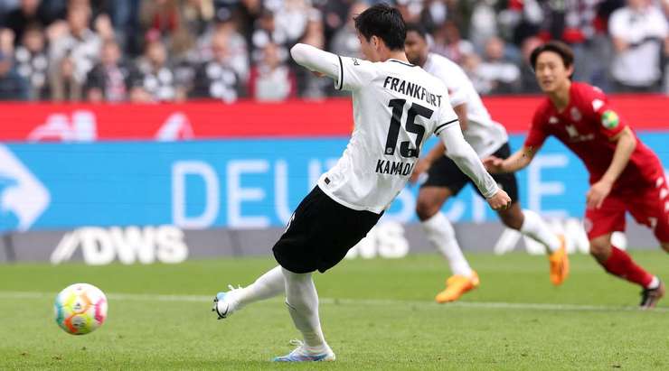Vào! Robin Zentner đã chạm được những đầu ngón tay vào bóng sau cú sút của Daichi Kamada (Eintracht Frankfurt), nhưng chừng đó thôi không đủ ngăn trái bóng đi vào góc phải khung thành.