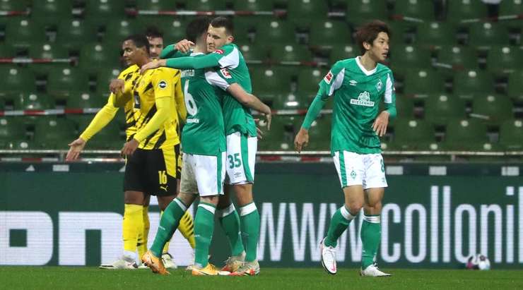 Kevin Mohwald (Werder Bremen) nhận đường chuyền từ đồng đội và anh không hề do dự tung một cú sút chìm không thể cản phá vào góc thấp bên phải khung thành.