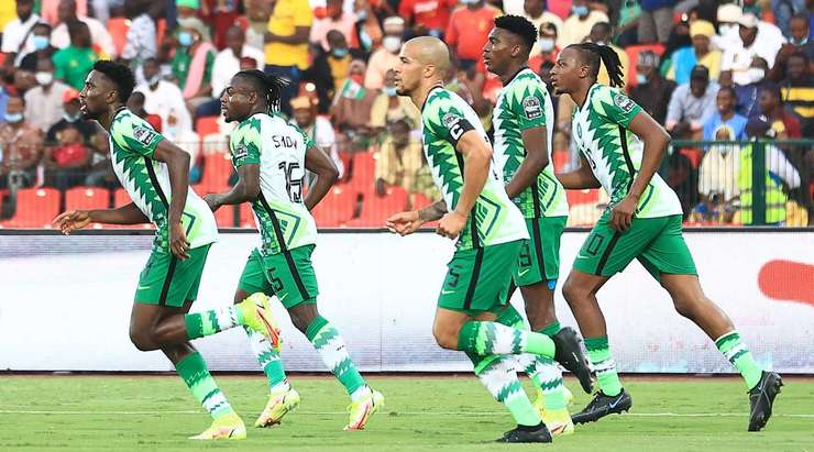 Taiwo Awoniyi (Nigeria) đón đường chuyền và tung một cú đánh đầu tuyệt vời vào phía trong cột dọc bên trái!