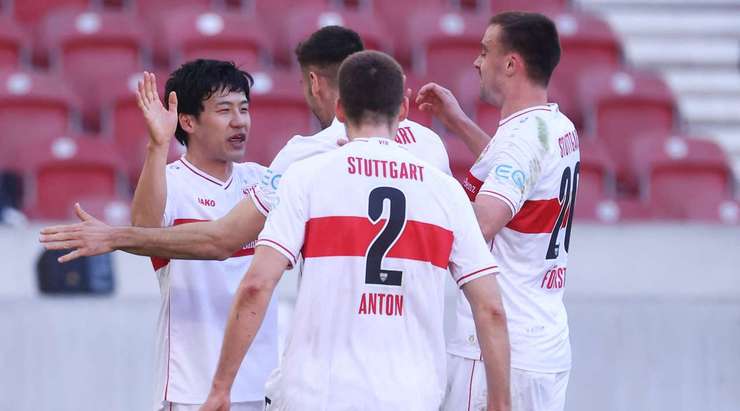 Wataru Endo (VfB Stuttgart) ghi bàn từ quả phạt góc. Quả bóng trôi qua vòng cấm đến Wataru Endo (VfB Stuttgart) và anh ấy sút bóng qua thủ môn vào lưới.