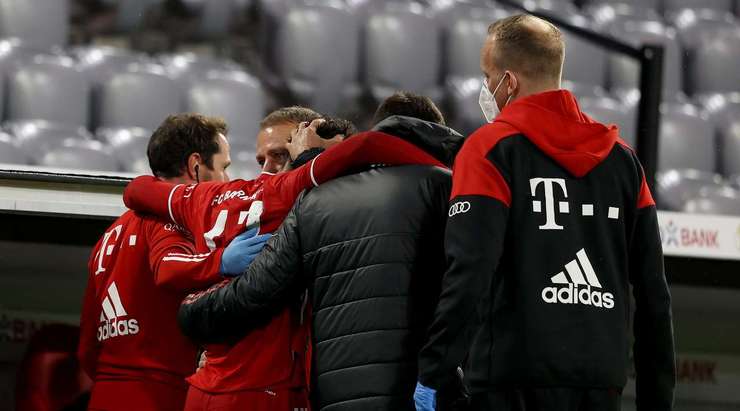 Armindo Sieb (Bayern Munich) đang phải trải qua những phút giây đau đớn. Chúng ta chờ xem chấn thương của anh ấy nghiêm trọng đến mức nào.