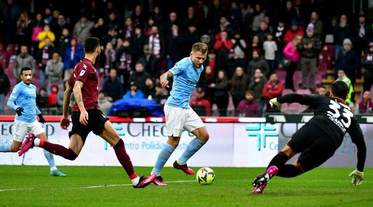 Vào! Ciro Immobile (Lazio) sút bóng thành bàn từ cự li rất gần sau khi đón một đường chuyền. Kiến tạo bởi Adam Marusic. Tỉ số là 0:1.