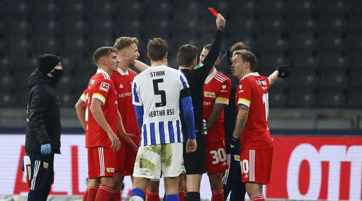 Đã có quyết định từ hệ thống VAR. Trọng tài Felix Brych rút ra một chiếc THẺ ĐỎ và Robert Andrich (Union Berlin) đã có thể rời sân để đi tắm sớm!