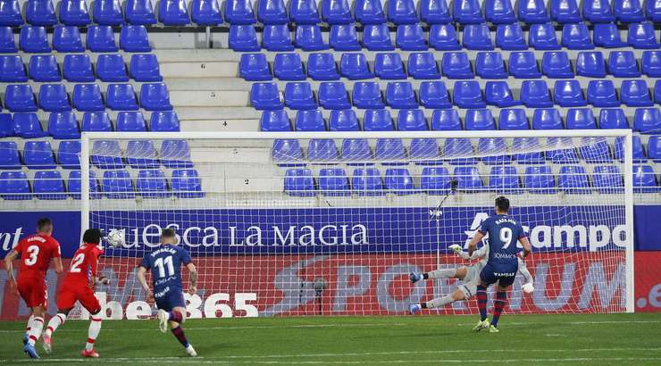 Rafael Mir Vicente (Huesca) đá hỏng quả phạt đền! Cú sút của anh đập cột dọc bên trái.