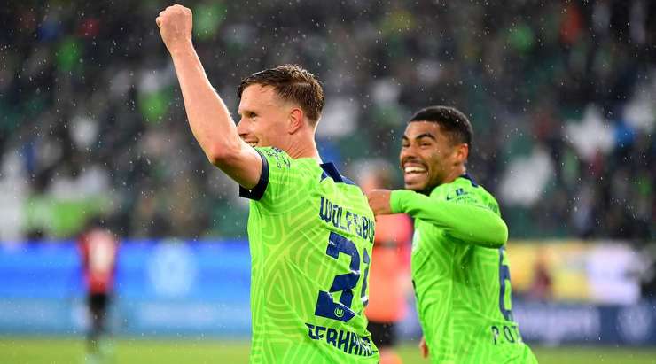 Yannick Gerhardt (Wolfsburg) nhận một đường chuyền thú vị bên trong vòng cấm và anh sút bóng lọt qua thủ môn vào lưới. Một pha dứt điểm xuất sắc!