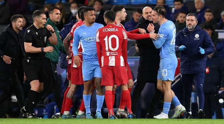 Trận đấu bắt đầu nóng lên. Angel Correa (Atl. Madrid) va chạm với một cầu thủ đối phương và nhận một chiếc thẻ vàng xứng đáng cho hành vi không đẹp của mình.