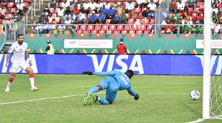 Vào! Wahbi Khazri (Tunisia) với một pha dứt điểm tuyệt vời trong vòng cấm. Anh ấy tạo khoảng trống cho mình sau khi khống chế gọn gàng một đường chuyền từ đồng đội và sút bóng vào góc thấp bên trái khung thành.