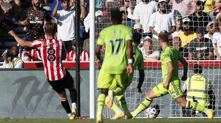 Vào! Mathias Jensen (Brentford) chớp cơ hội sau một tình huống bóng bật ra trong vòng cấm và đánh bại thủ môn với một cú sút vào góc thấp bên trái. Tỉ số đã được nâng lên: 2:0.