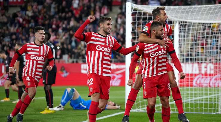 Một quả đá phạt được thực hiện hoàn hảo! Aleix Garcia tạt bóng vào và David Lopez (Girona) bật cao dứt điểm tại rìa vòng 5m50. Cú đánh đầu cận thành của cầu thủ này đi thẳng vào nóc lưới, và tỉ số đã được thay đổi – 1:0.