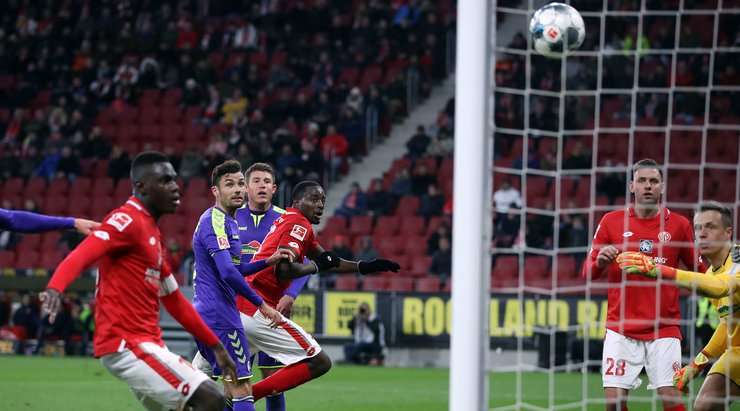Bóng bật ra ngay trước khung thành và Jean-Philippe Mateta (Mainz) đánh đầu thành bàn.
