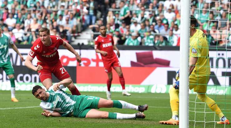 Vào rồi! Steffen Tigges (Köln) nâng tỉ số lên 0:1 bằng cú đánh đầu từ cự ly gần ghim quả bóng vào góc thấp bên phải khung thành sau đường căng ngang kiến tạo của Florian Kainz.