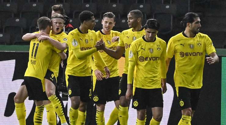 Erling Haaland (Dortmund) có rất nhiều khoảng trống sau khi đón một đường chuyền chính xác trong vòng cấm. Anh không do dự tung một cú sút tuyệt vời, đưa bóng vào góc trái khung thành.