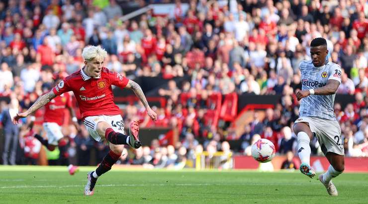 Alejandro Garnacho (Manchester United) đối mặt với thủ môn sau một đường chuyền xuất sắc từ Bruno Fernandes. Anh ra chân rất nhanh và cú sút của anh đã chuyển hóa thành bàn thắng!