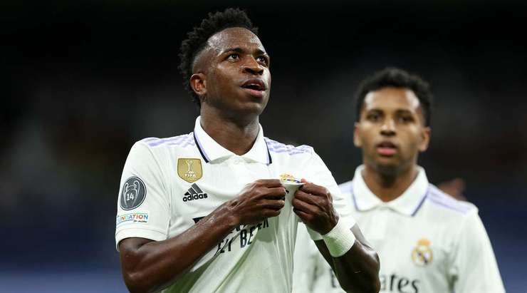 Vinicius Junior (Real Madrid) nhận một đường chuyền tốt và sút bóng mạnh từ cự ly tầm trung về phía góc cao bên trái khung thành, không cho thủ môn cơ hội nào.