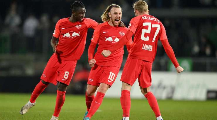 Emil Forsberg (RB Leipzig) đón một đường chuyền tuyệt vời và đột phá qua hàng phòng ngự đối phương trước khi tung ra một cú sút tầm trung, đưa bóng vượt qua thủ môn vào mé trong cột dọc bên phải.
