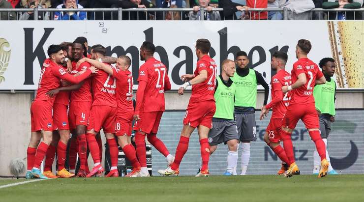 Lucas Tousart (Hertha Berlin) đón quả phạt góc và thể hiện khả năng săn bàn của mình với một cú đánh đầu lạnh lùng từ cự li gần, đưa bóng đi chìm vào ngay giữa cầu môn. Tỉ số là 0:1.