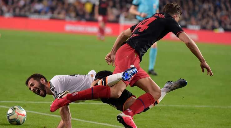 Valencia giành được quả đá phạt và họ có thể tiếp tục với pha tấn công khác. Marcos Llorente (Atl. Madrid) có một pha tranh chấp rất rắn và đã bị trọng tài thổi phạt.