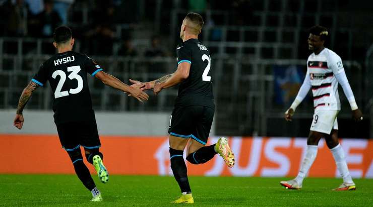 Vào! Ciro Immobile chuyền bóng đến chân Sergej Milinkovic-Savic (Lazio) và cầu thủ này tung một cú sút từ rìa vòng cấm. Bóng bị một cầu thủ khác làm đổi hướng, khiến thủ môn Jonas Lossl không kịp trở tay. Tỉ số là 3:1.